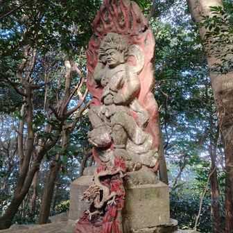 🙏
ちなみに石峰山の西側から遊歩道に合流するルートはYAMAP地図上は立入禁止になっています。実際に立て看板もあるのですが道からズレた場所に立てられていて通れるようになってました。工事中との理由でしたが、工事してる気配は無し。危険と思われる箇所もありませんでした🤔