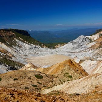 ジャーン。
沼の平の「爆裂火口」です。
同じような写真を沢山撮りました。
この異空間は、別世界です。
もしかして火星ですか？
今にも宇宙人👽🚀が出て来そうです。