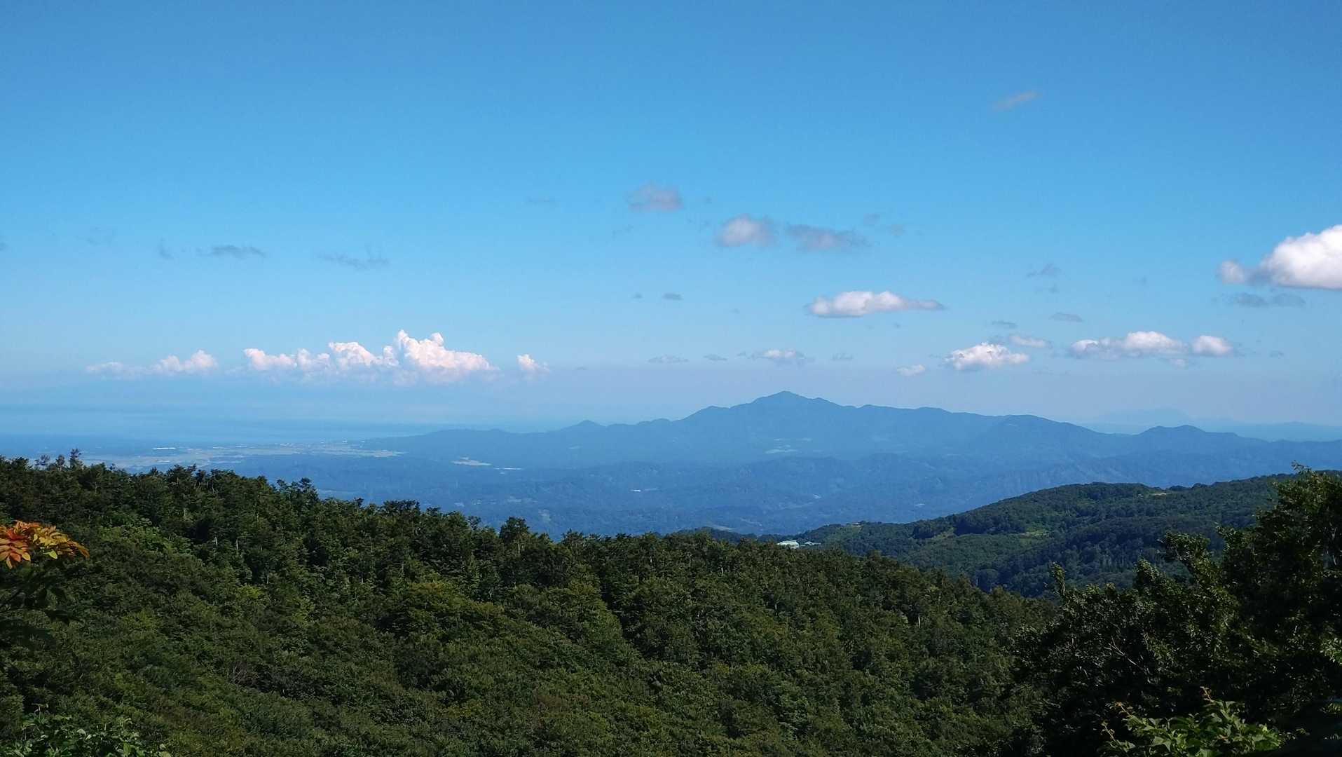 山頂手前からの米山と日本海