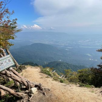 折り返しの釈迦ヶ岳山頂（晴れた）
