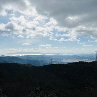 展望台から
光る瀬戸内海の向こうに小豆島😌🙏
いつもの場所からずーっと西に来て岡山の方から見るとこんな形に見えるんだね😳