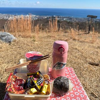 東屋の下はベンチもあって風もなくポカポカ絶景ランチ会場😋💕