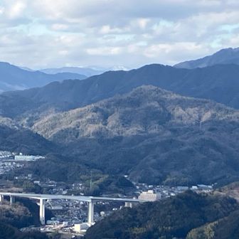 鈴ヶ峰西峰から西中国山地の山
冠雪して真っ白です。