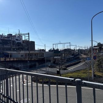 もうすぐ駅！
お兄さんが走って抜いてったので、私も走って付いて行くと…直ぐ電車来た😄👍thank you
