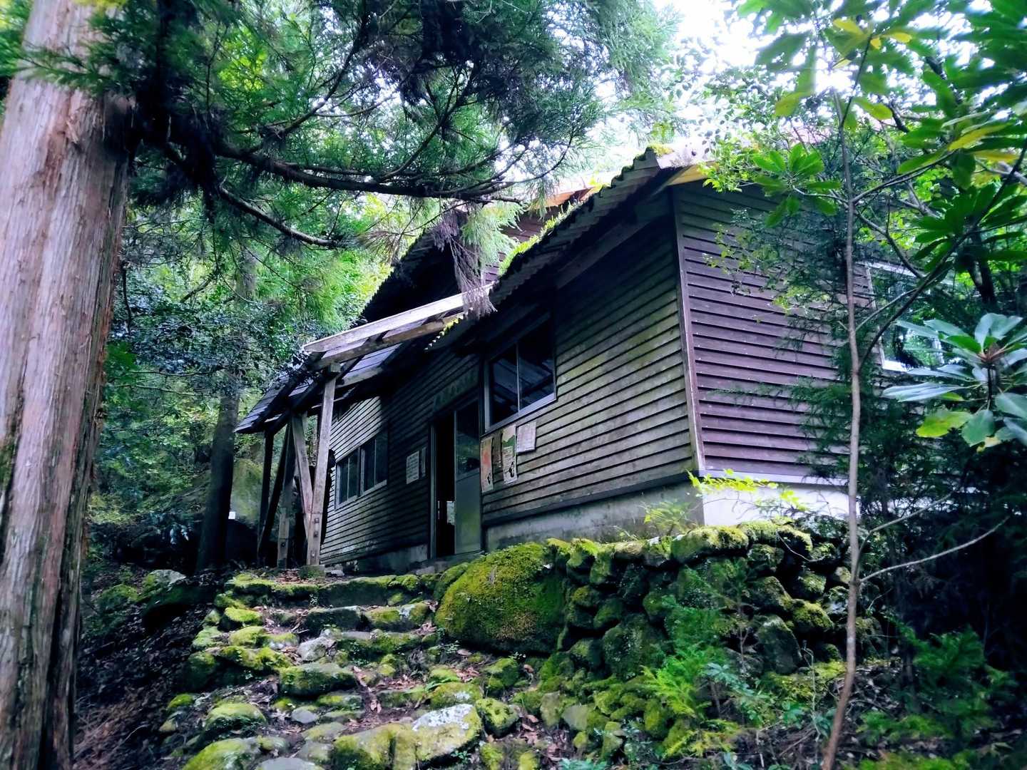 大崩山荘まで登山口から30分ってとこか。
中は2階建てで広えし、近くにトイレも完備してっからここで前泊すんのも悪くねえ。