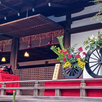 宇治上神社、こんなん見た事ない、🔰かな
黒い獅子舞も

この後、歩くのキライな人は転ぶ
溝みたいなフチにつまづいたのか
大勢の人が居る中で
誰とも接触せず、よかった