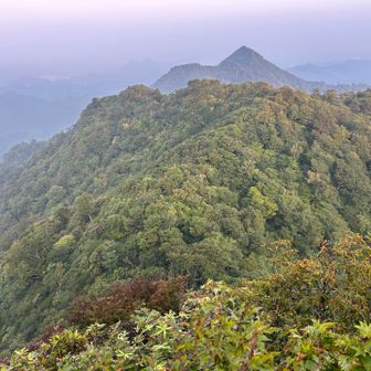 奥に縦走の次峰「御前岳」