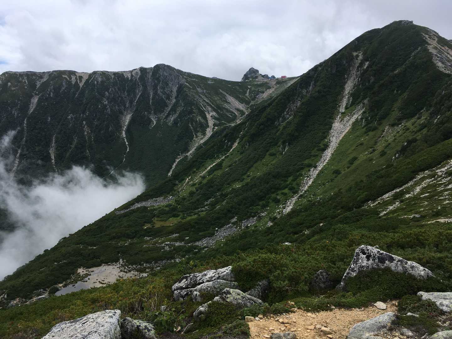 左から伊那前岳・宝剣岳・中岳。眼下には濃ヶ池。