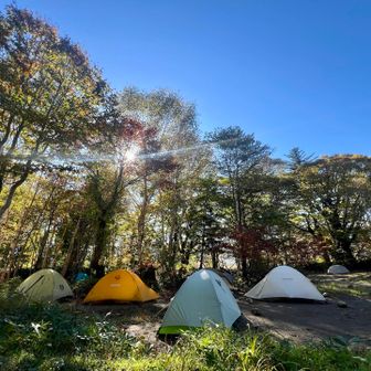 燧小屋で受付をして、見晴キャンプ場とうちゃこ🎶
早くも10張以上のテント🏕️
平日なのに人気ですね。
見晴キャンプ場は、予約不要で1人1,000円。
飲用可能の水道と水洗トイレ完備の快適なキャンプ場です👍