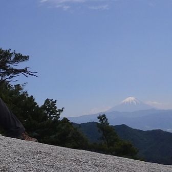 山頂の巨大な岩にびくつきながら景色を楽しむ