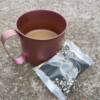 コーヒータイム
先月おみやげでいただいたおまんじゅう（食べずに持ってた）