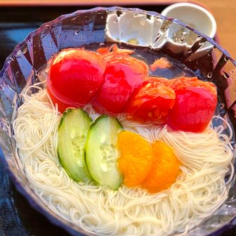 最後はわさび平小屋で素麺にトマトをトッピング。