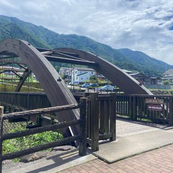 立派な橋の向こうには綺麗な公園がありました❗️