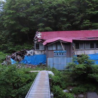 その昔大朝日岳は朝陽峰と呼ばれていたらしい　しかしこの小屋をかつて愛した人には忍びないこの遺物（残骸）はなんとかならないものか
古寺案内センターの運営も大変らしいが…