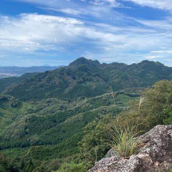 大岩からの眺望。

今日の目的地、古賀志山が見えました✨