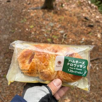 両神神社⛩️のベンチで昼ごはん。あまりお腹が空いてないので、パン1個。