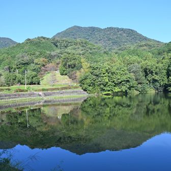 大池と二上山