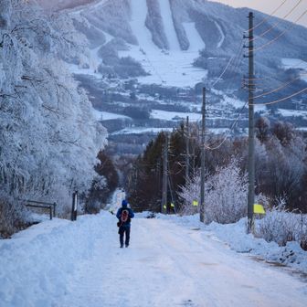 あちらの方も遅い下山ですね。