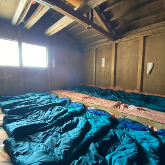 一番ノリで室内へ。150名収容。みんなで譲り合って寝る必要がある