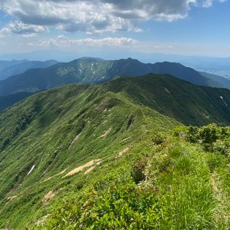 中央奥に火打岳　八森山
大展望のご褒美🥰

神室連峰の山々
次は涼しくなってからお邪魔します😊🙏