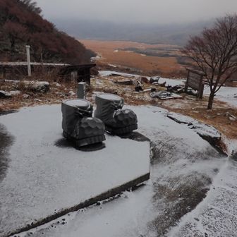 薄っすら程度やけど、山の上はまぁまぁ積雪あるかもね🤔