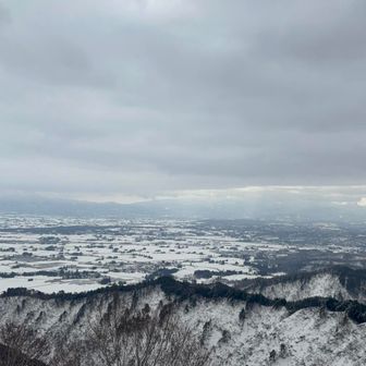 置賜盆地が雪におおわれて美しい