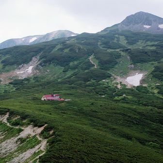 振り返ると今朝歩いてきた山々と山荘