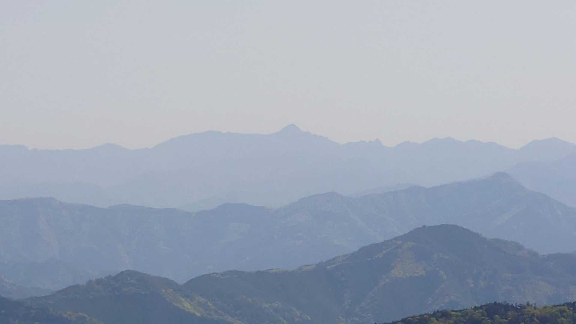 中央に釈迦ヶ岳、ちょっと右にあるトンガリが大日岳。
大日岳の行場は鎖が信用できなくて迂回路で登りましたがあのツルツル行場の鎖は外されて通行止めになったそうですね。