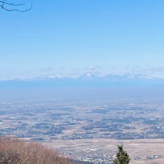 遠くに日光白根山、男体山など