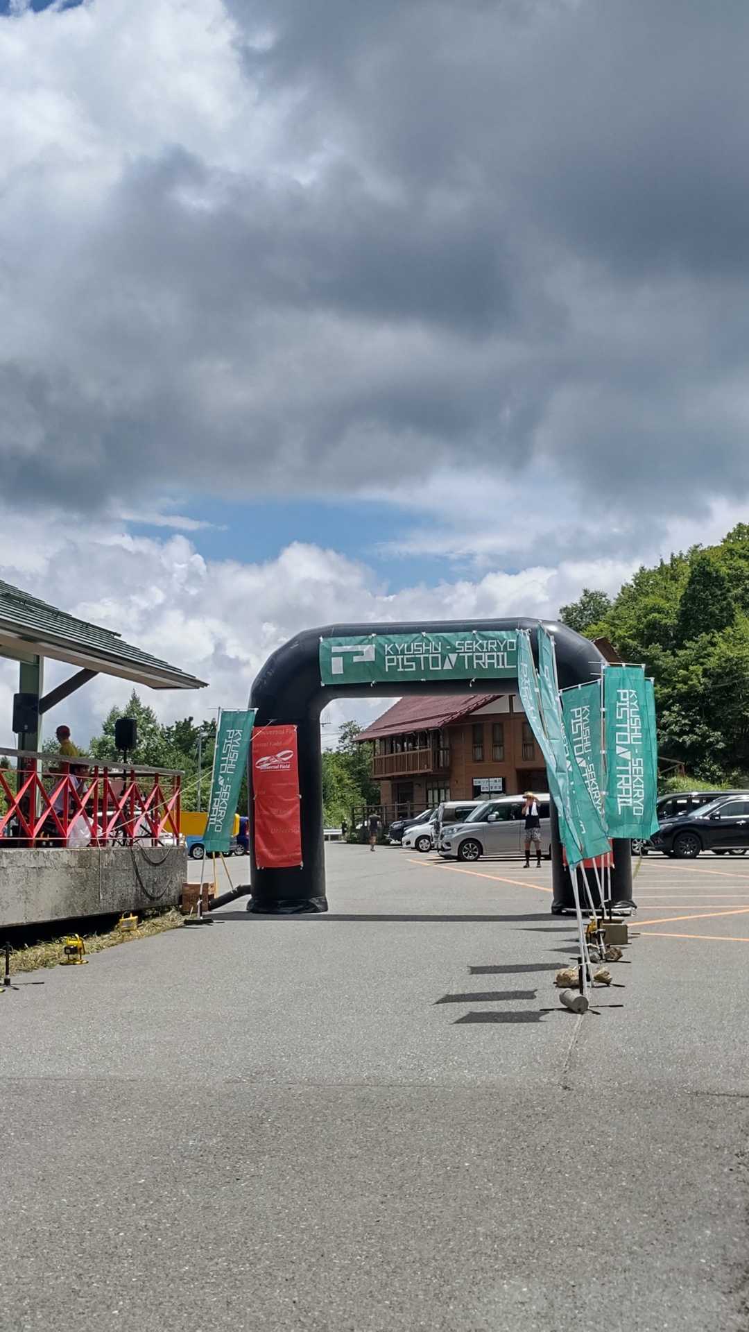 五ヶ瀬ハイランドスキー場は
脊梁ピストントレイル大会拠点会場
朝、扇山山頂ですれ違った方々のお顔がチラホラ
まだまだゴールではない
ただただ応援の言葉をかける🙌