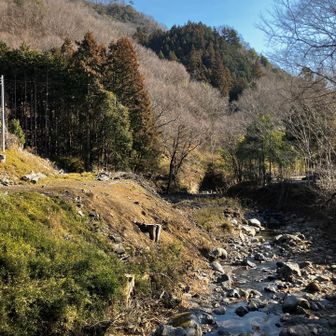 稚児落しからザレ場の多い、急傾斜を降り、稚児落しの登山口まできました。
川の橋を渡ると車道歩きで駐車場まで戻ります。