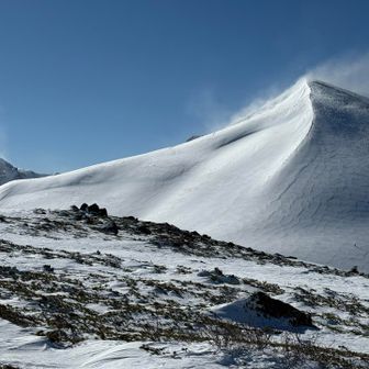 ケルンの影で風を避けて滑走準備