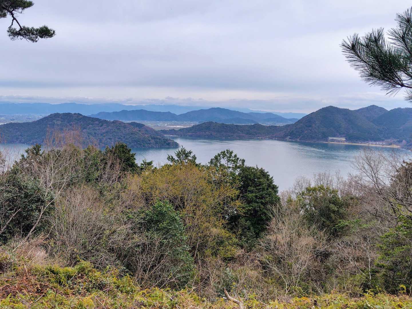 尾山山頂の見晴らし広場に到着👏　南側の展望が良いです🎶
