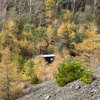 遠くに小屋