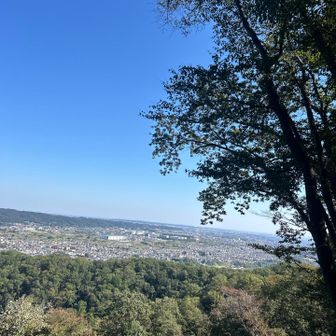 低山だけど上から見下ろす街並みと空が綺麗