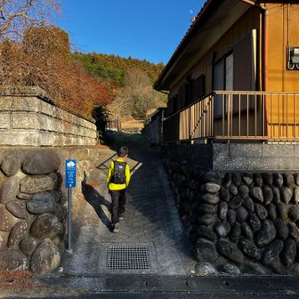 道の駅を過ぎてまた登り口へ。民家と民家の間のいい感じの道。