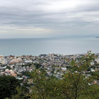 仙元山の山頂からの眺め。海が目の前でキレイです！
右に見えるのは、江の島。