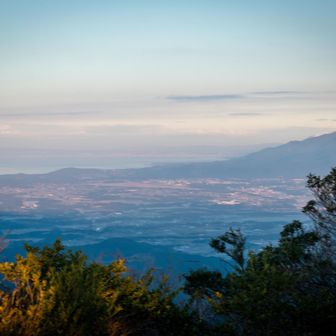 山頂からの景色
右は日本三百名山高隈山