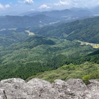 まわり縁からの眺望です。
岩の端部の下は崖になっています。
なかなかのスリルを感じることが出来ます。
岩は広いので、ご心配無く。