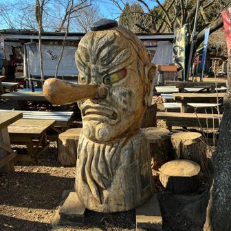 天狗👺さん
気になっていたんですけど、ほっぺはシミ？
この場所は住みやすい？
青天狗屋さんが引越して来たから楽しいかな？