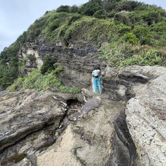 海岸沿いのゴツゴツした岩場を歩きます🚶‍♀️

先導してくださったミーさん
私だったら「どこを歩けばいいんだろう？」とウロウロしてしまいそうな岩場も、素早く歩きやすいルートを見つけてくださって、めちゃくちゃカッコよかったです😎