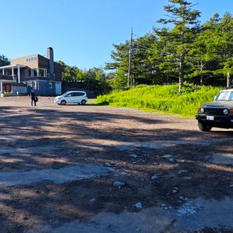 高峰高原ビジターセンターの駐車場
さすがに平日駐車場はかなり余裕があります。