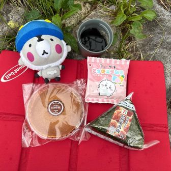誰もいない山頂で休憩☕️
そして軽い頭痛😮
薬のもう〜💊