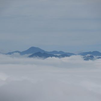 雲から出ているのは、皇海山でしょうか