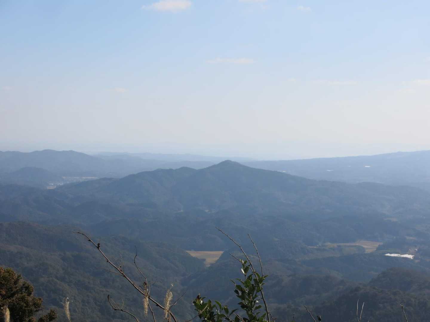 「勢場が原の合戦」では吉弘氏（大友家臣）陣があった大村山（おおむれやま）
ここから見ると良い山容をしている。