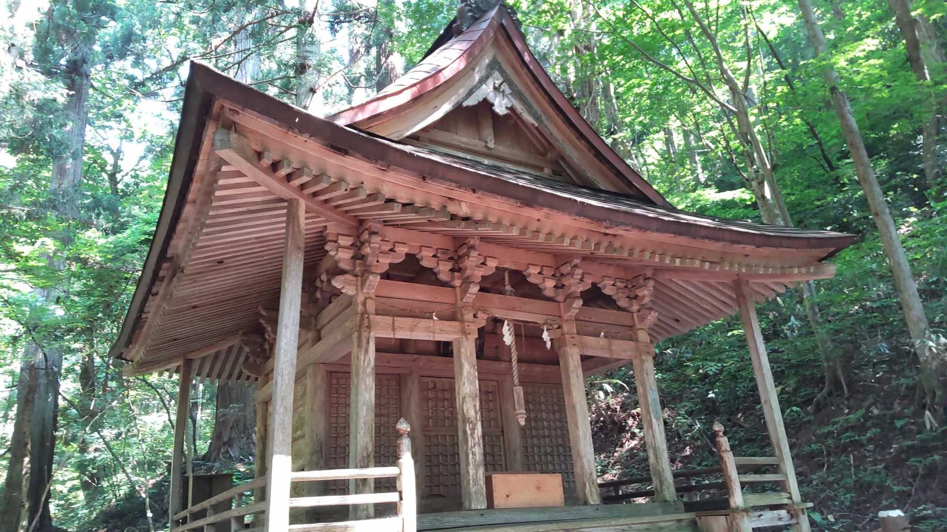 社は綺麗に手入れされてます⛩️
以前、10月に来た時はお祭りがあるらしく、地元の方々が神社を清掃されてました🧹