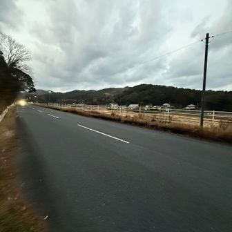 まだまだ薄暗いです。
Pもトイレもあります

少し県道歩きます🚶‍♀️
行ってきます。