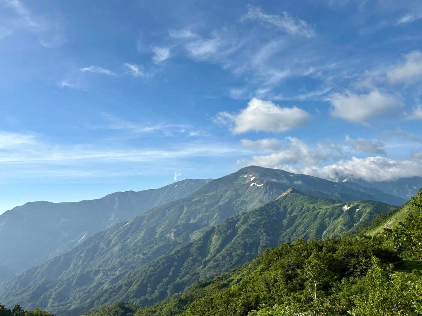 左🫲白馬大池から右🫱の稜線　1日目。
右🫱雪倉岳から手前の稜線　2日目。
よく歩いたなぁ👏