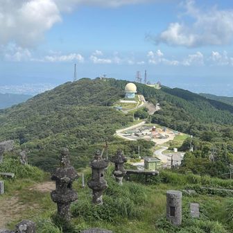 祠のところまで登ってきました。南東の方向を見ると工事中の分屯基地の全景が見えました。