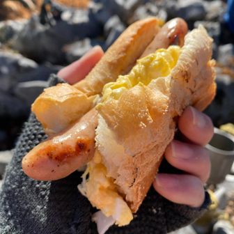 アメリカドックになりました。たまごサラダとカット野菜とソーセージはさんだ。